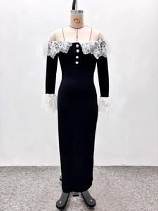 Détail de l'encolure dénudée avec dentelle blanche, boutons nacrés et nœud sur robe noire