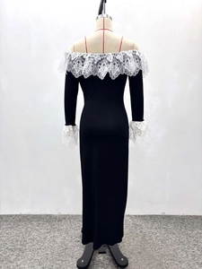Détail de robe noire à épaules dénudées avec large bordure en dentelle blanche aux manches