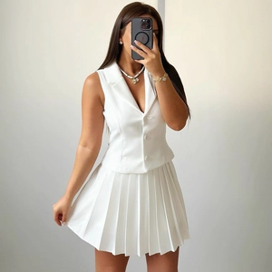 Ensemble chic deux pièces pour femme avec gilet de costume sans manches et jupe plissée blanche