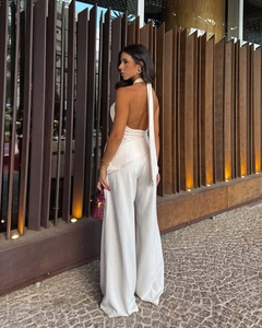 Detailstruktur von weißem Neckholder-Top und Set aus hochtaillierter weiter Hose