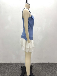 Vue latérale détaillée de la robe bleue et blanche à volants superposés sur un mannequin