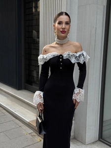 Détail de l'encolure épaules dénudées avec dentelle blanche et boutons perles sur robe noire