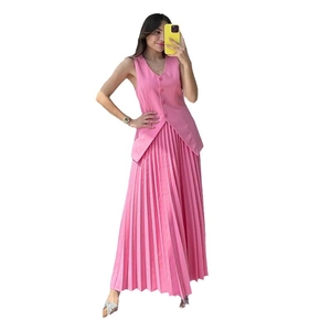 Zweiteiler für Damen mit rosa Weste und langem Faltenrock im eleganten modernen Stil