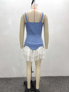 Vue détaillée de l'ensemble caraco bleu et jupe blanche à volants pour femme