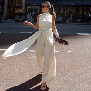 Elegantes Set aus elfenbeinweißem Neckholder-Top und weiter Hose mit Taillengürtel