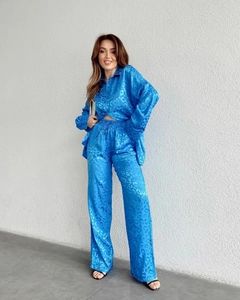 Détail de l'ensemble en satin bleu roi léopard montrant la texture soyeuse et l'éclat