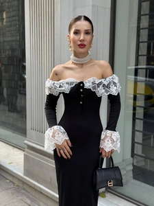 Détail de la robe noire à épaules dénudées avec dentelle florale blanche et perles