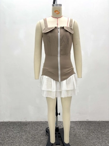 Détail du haut marron zippé et de la jupe à volants en mousseline blanche sur mannequin