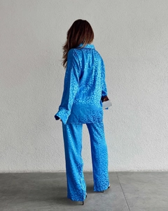Vue de dos d'un ensemble en satin bleu à imprimé léopard avec chemise et pantalon