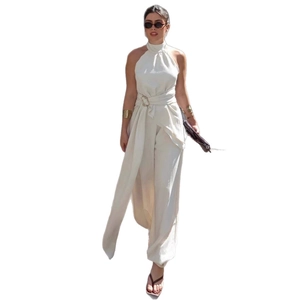 Eleganter weißer Neckholder-Jumpsuit mit Taillenband und fließendem Strukturstoff für Damen