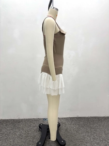 Détail de la robe moulante avec une jupe en mousseline blanche à deux épaisseurs
