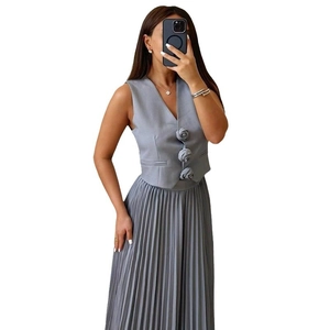 Graues Damen-Zweiteiler-Set mit ärmelloser Weste, 3D-Rosen und plissiertem Midi-Rock