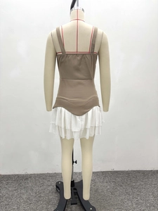 Vue arrière d'une robe ajustée avec bustier marron et jupe blanche à volants