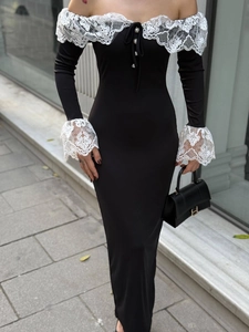 Détail d'une robe élégante à épaules dénudées avec dentelle blanche et manches cloches