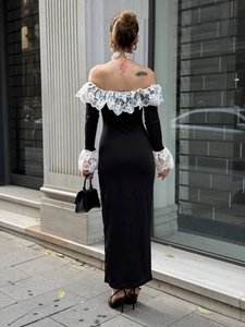 Détail d'une élégante robe longue noire à épaules dénudées avec dentelle blanche délicate