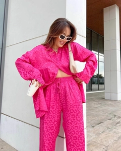 Tenue satinée à imprimé léopard rose avec chemise à manches longues et pantalon large