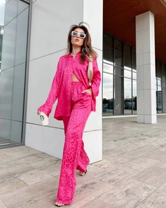 Tenue de rue avec chemise en satin léopard rose et pantalon large fluide pour femmes