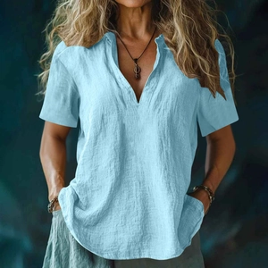 Gros plan du t-shirt bleu clair à col en V avec détail du tissu en coton et lin