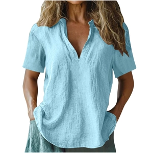 Détail du tissu en coton et lin bleu clair d'un t-shirt à col en V pour femmes