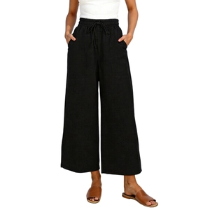 Dettaglio di pantaloni neri a gamba larga con vita elastica a coulisse e tasche laterali