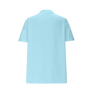 Détails du dos d'une chemise en lin bleu clair avec col montant et col en V ample
