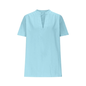 Détail du haut en coton et lin bleu clair avec col en V et manches courtes amples