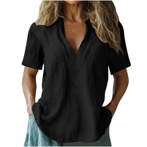 Gros plan sur la texture en lin et le décolleté en V profond de ce t-shirt noir décontracté
