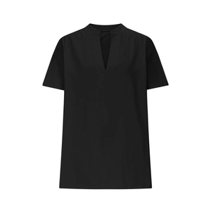 Détail d'un t-shirt femme noir en coton et lin avec col en V et coupe décontractée