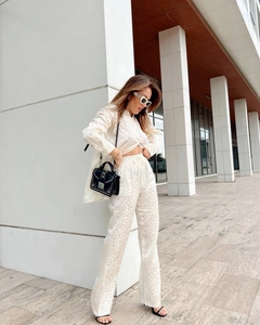 Détail d'un ensemble deux pièces blanc jacquard léopard avec chemise et pantalon large