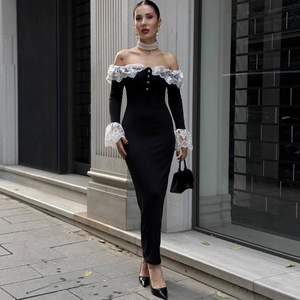 Robe longue noire chic à épaules dénudées avec bordure en dentelle blanche