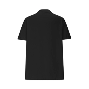 Vue détaillée du dos d'un t-shirt noir à col en V en coton et lin montrant la texture
