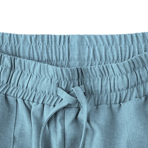 Dettaglio ravvicinato della vita elastica con coulisse di pantaloni azzurri larghi