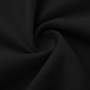 Gros plan sur le tissu en coton et lin noir montrant la texture tissée et le drapé du t-shirt