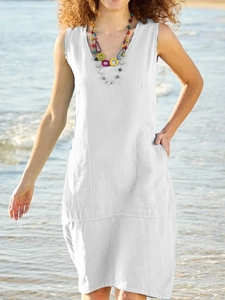 Détail d'une robe sans manches en coton blanc avec col en V et poches latérales pratiques
