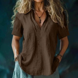 Détail du col en V et texture en lin naturel sur une chemise ample marron foncé