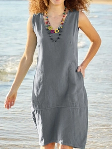 Détail de la robe sans manches grise en coton et lin avec poches style vacances