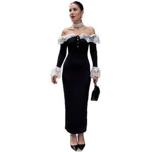 Robe longue moulante noire à épaules dénudées avec dentelle blanche et colliers perles