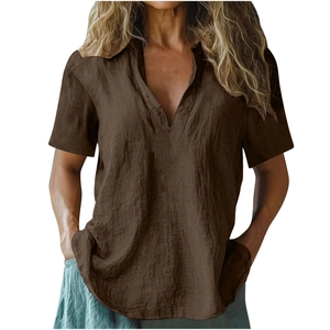 Détails du tissu en coton et lin du t-shirt marron à col en V avec poches latérales