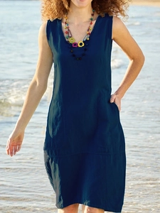 Détail de la robe sans manches en lin bleu foncé avec poches pratiques au bord de la mer