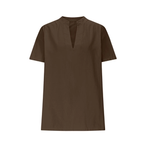 Détail du haut en coton et lin avec col en V montrant la coupe ample et le tissu marron foncé
