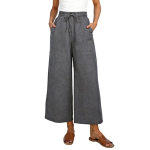 Dettaglio della vita alta elastica con coulisse e tasche laterali dei pantaloni larghi