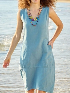 Vue détaillée robe bleu clair en coton et lin avec col en V, grandes poches et style marin