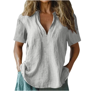 Détail du t-shirt gris en coton et lin à col en V avec une coupe ample et décontractée