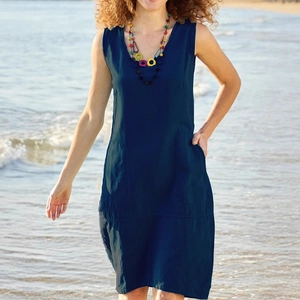 Robe sans manches en coton et lin bleu marine avec col en V et poches à la plage