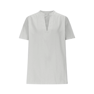 Vue détaillée de la texture du tissu et des coutures du t-shirt col V en coton et lin