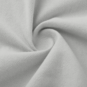 Gros plan sur un tissu en coton et lin gris clair montrant la texture et le tissage