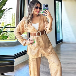 Ensemble chemise et pantalon en satin imprimé léopard doré champagne avec ceinture strass
