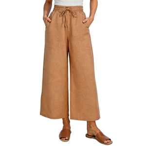 Dettaglio dei pantaloni in lino kaki a vita alta con coulisse e ampie tasche applicate laterali