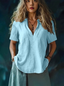 T-shirt femme en lin bleu clair à col en V avec manches courtes et poches latérales