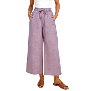 Dettaglio di pantaloni larghi a vita alta lavanda con coulisse e grandi tasche applicate